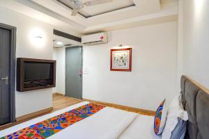 TV a/nebo společenská místnost v ubytování FabHotel Kaushambi
