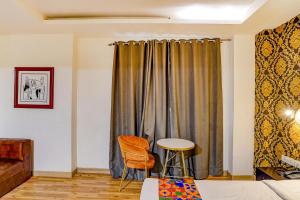 Posezení v ubytování FabHotel Kaushambi