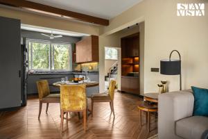 Et opholdsområde på StayVista at Kaira with Music Speaker & Heater