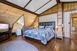 a bedroom with a bed and a flat screen tv at Hillbilly Highrise in Sevierville