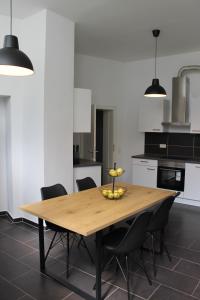 a kitchen with a wooden table and black chairs at Zimmer mitten in der Stadt 400 Meter zum Bahnhof in Paderborn