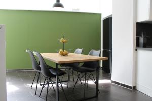a dining room with a wooden table and chairs at Zimmer mitten in der Stadt 400 Meter zum Bahnhof in Paderborn +5 photos