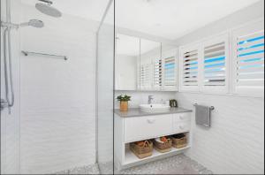 Koupelna v ubytování Luxury 2 Bedroom Unit Mooloolaba + 11 fotografií