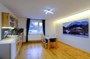 Kuchyňa alebo kuchynka v ubytovaní Apartmány pri Belej