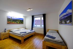 Posteľ alebo postele v izbe v ubytovaní Apartmány pri Belej