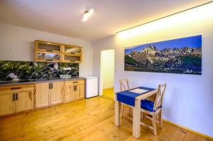 Kuchyňa alebo kuchynka v ubytovaní Apartmány pri Belej