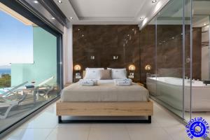 Posteľ alebo postele v izbe v ubytovaní Rhodes SkyLine Suites