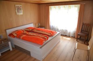 Postel nebo postele na pokoji v ubytování Grosse, schöne Wohnung im Grünen