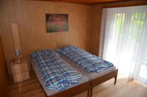 Postel nebo postele na pokoji v ubytování Grosse, schöne Wohnung im Grünen