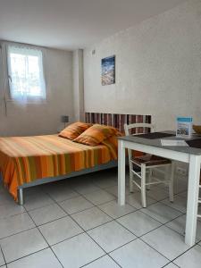 Postel nebo postele na pokoji v ubytování Hôtel Résidence Les Flots