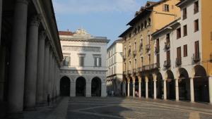 an empty street in a city with buildings at Casa Biancola, Novara Centro in Novara
