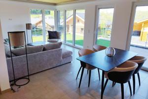 Posezení v ubytování Apprimus Ferienwohnungen - Waldsee Rieden Panoramaterrasse 6 EG