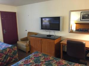En tv och/eller ett underhållningssystem på Sunshine Motel