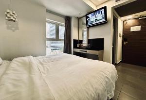 Uma televisão e/ou sistema de entretenimento em The Snooze Hotel at Bugis