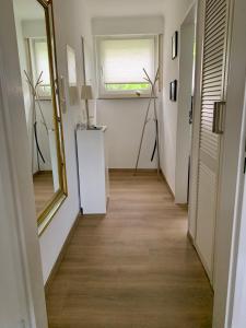 カッセルにあるFerienwohnung Marina Kasselの鏡と冷蔵庫付きの廊下 +24枚の写真