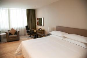 Rúm í herbergi á Four Points by Sheraton Shanghai, Daning