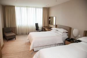 Rúm í herbergi á Four Points by Sheraton Shanghai, Daning
