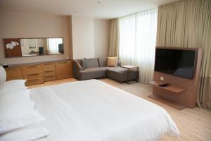 Sjónvarps- og/eða afþreyingartæki á Four Points by Sheraton Shanghai, Daning
