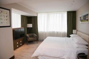 Rúm í herbergi á Four Points by Sheraton Shanghai, Daning
