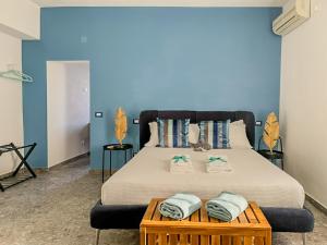 a bedroom with a bed with towels on it at Il Sogno di Beatrice in Manarola