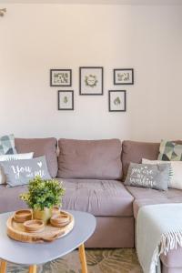 una sala de estar con un sofá y una mesa en La Flor Beach, en Puerto de Mogán 25 fotos más