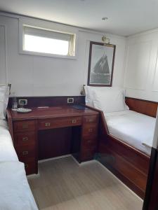 Postel nebo postele na pokoji v ubytování Costa do Sal Hotel Boat Lounge
