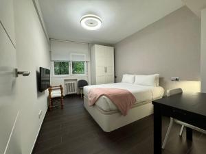 Łóżko lub łóżka w pokoju w obiekcie Apartamento Anoeta