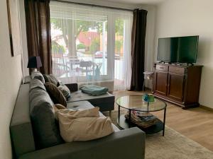 カッセルにあるFerienwohnung Marina Kasselのソファとテーブルのあるリビングルーム