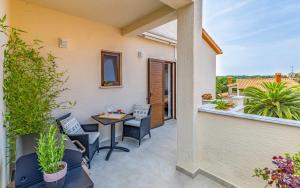 a patio with chairs and a table on a balcony at Studio Percan in Premantura