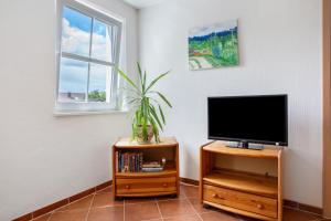 TV a/nebo společenská místnost v ubytování Haus Seeadler Wohnung 9