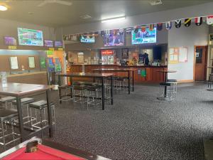 TV a/nebo společenská místnost v ubytování Guiding Star Motel & Hotel