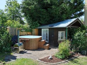 a small hot tub next to a small house at Ferienwohnung Allgäu 3 in Memmingen
