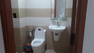 a small bathroom with a toilet and a sink at Motel Sơn Hoa in Da Nang