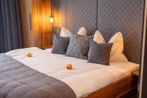 Postel nebo postele na pokoji v ubytování Bachgut - Das Resort am Berg