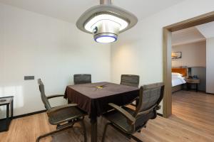 a dining room with a table and chairs at 宜尚酒店太原长风街店 in Taiyuan