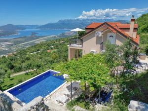 eine Villa mit einem Swimmingpool vor einem Haus in der Unterkunft Apartment Paradise in Kotor