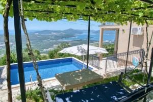 eine Villa mit Pool und Aussicht in der Unterkunft Apartment Paradise in Kotor