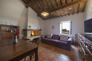 a living room with a couch and a table at Agriturismo Il Ferralino in SantʼAngelo in Colle