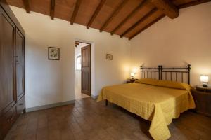 a bedroom with a bed in a room at Agriturismo Il Ferralino in SantʼAngelo in Colle