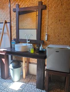 吉利阿尔Tangga Bungalows Gili Air的桌子上有带水槽的柜台