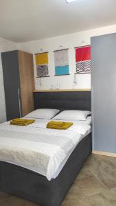 Postel nebo postele na pokoji v ubytování Apartment and Room Bonefacic