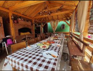 uma mesa longa com pratos de comida em Temački konaci em Pirot