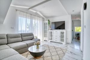 ein Wohnzimmer mit Sofa und Fernseher in der Unterkunft Apartment Paradise in Kotor