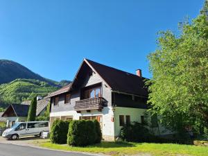 dom z furgonetką zaparkowaną przed nim w obiekcie Adventure House w mieście Palfau