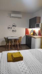Kuchyň nebo kuchyňský kout v ubytování Apartment and Room Bonefacic