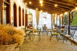 patio ze stołami i krzesłami na balkonie w obiekcie Hotel Theopisti w mieście Uranupoli +21 zdjęć