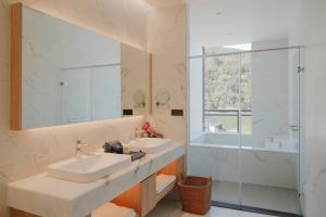 Ένα μπάνιο στο Izumi Boutique Hotel