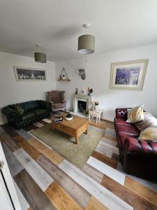 Matlock BankSleeps 8 Matlock/ Matlock Bath Pet Friendly的带沙发和咖啡桌的客厅