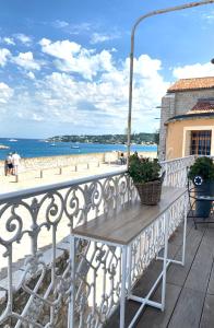 a balcony with a bench and a view of the beach at Les Remparts Antibes Location in Antibes