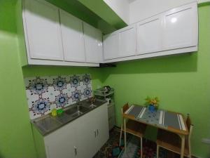 Kuchyň nebo kuchyňský kout v ubytování Cozy Condo in Downtown Naga